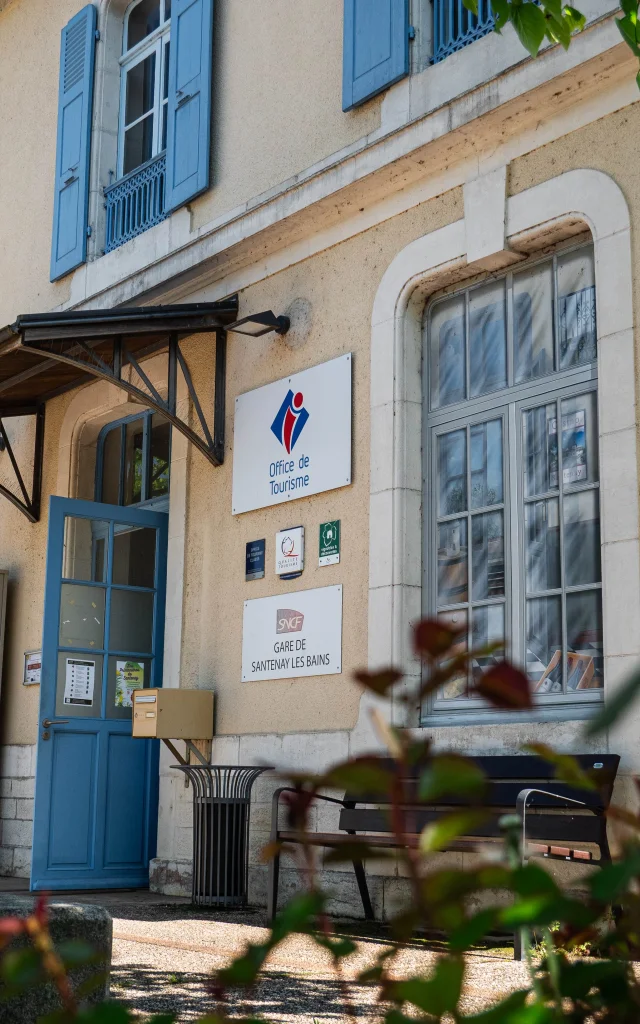 Office de tourisme, gare de Santenay en arrière plan de feuillage