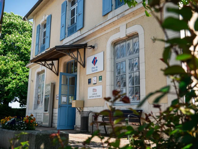 Office de tourisme, gare de Santenay en arrière plan de feuillage
