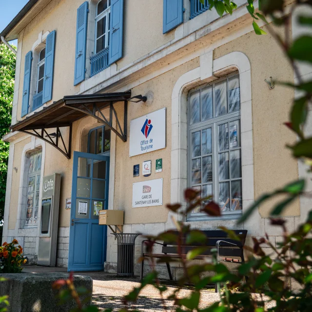Office de tourisme, gare de Santenay en arrière plan de feuillage
