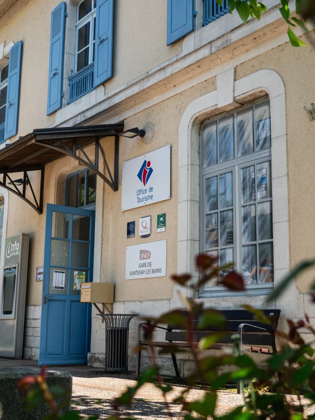 Office de tourisme, gare de Santenay en arrière plan de feuillage