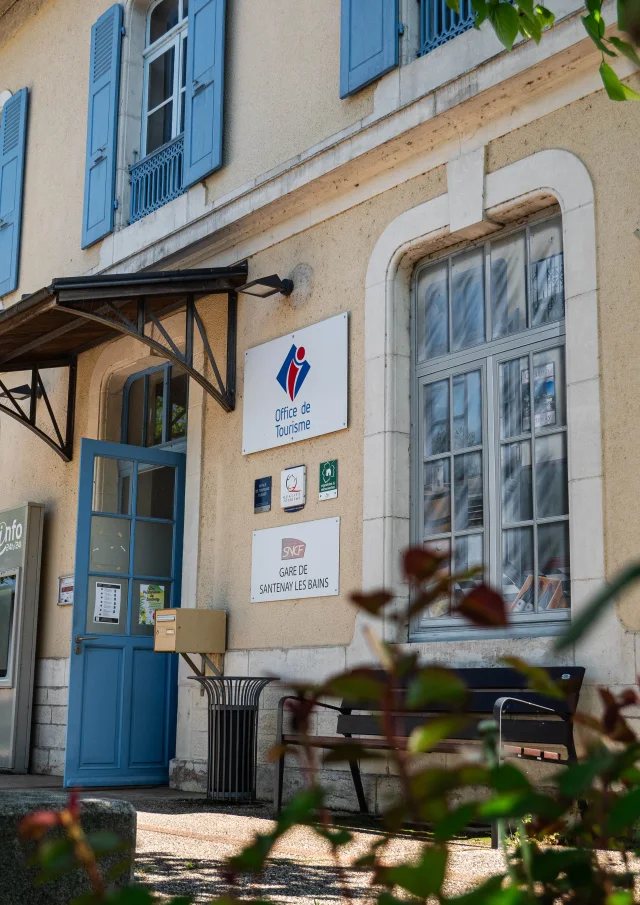Office de tourisme, gare de Santenay en arrière plan de feuillage