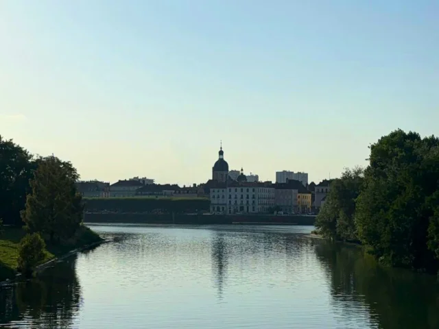 saône et ville au loin