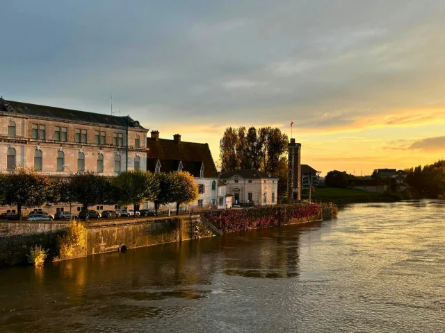 fleuve de la Saône avec ville en arrière plan