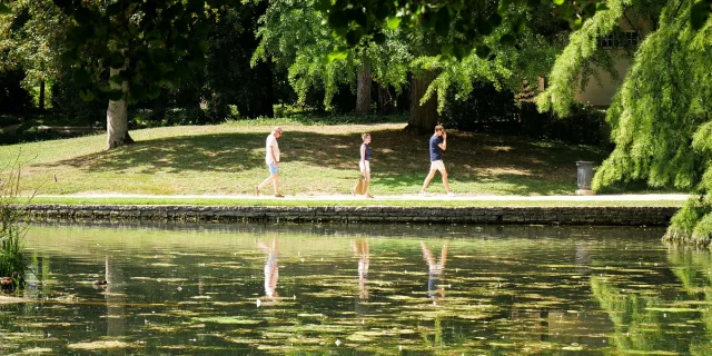 personnes dans l'herbe près de l'eau au parc de la bouzaize