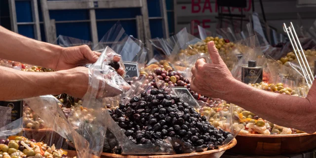 personne servant des olives sur un marché