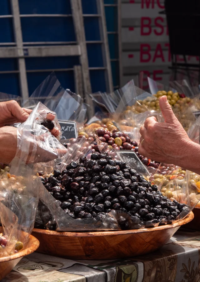 personne servant des olives sur un marché