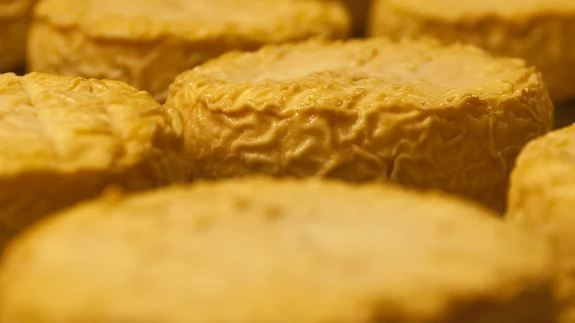 fromages orange sur une table