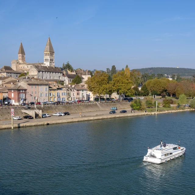 village de Tournus en arrière plan et bâteauy sur la Saône