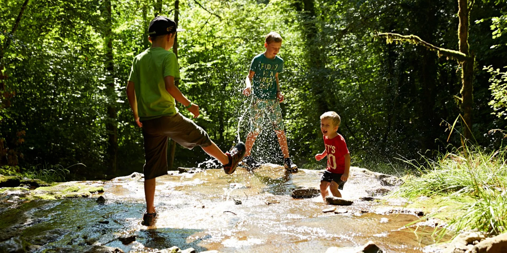 personnes jouant dans un cours d'eau