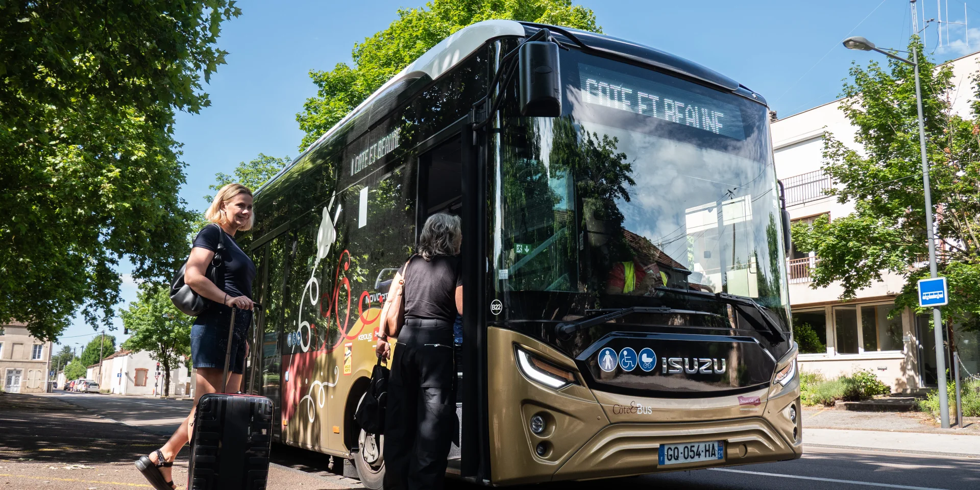 personnes montant dans un bus