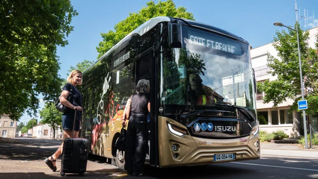 personnes montant dans un bus