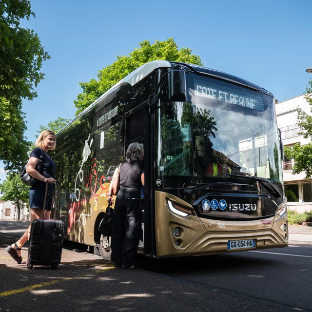 personnes montant dans un bus