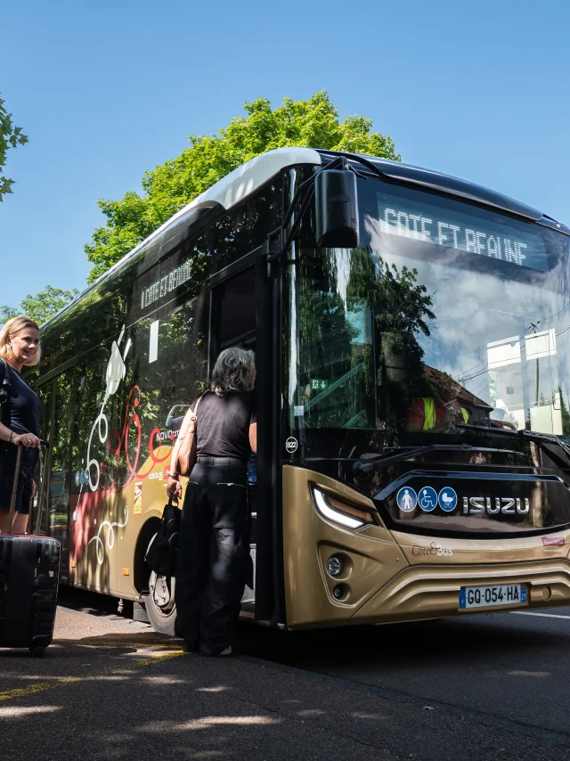 personnes montant dans un bus