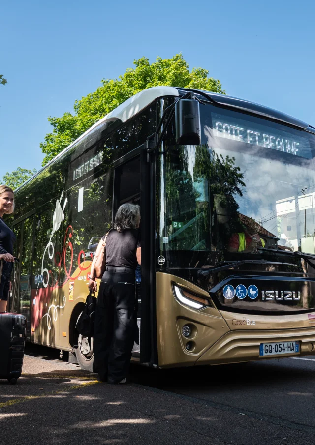 personnes montant dans un bus