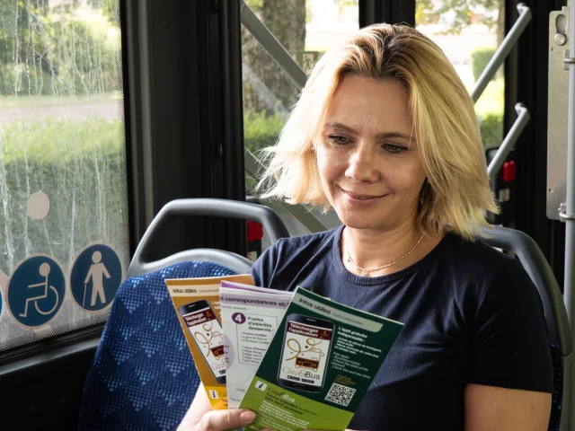 femme dans un bus lisant des documents