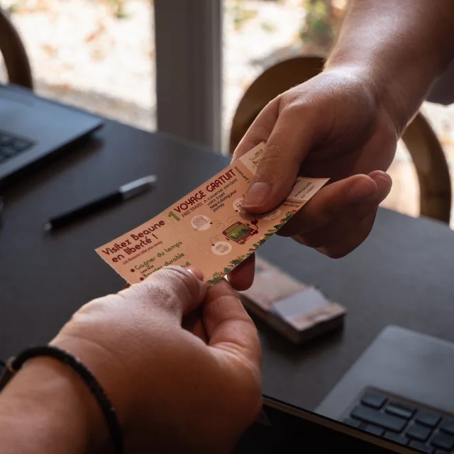 eux personnes s'échangeant un ticket