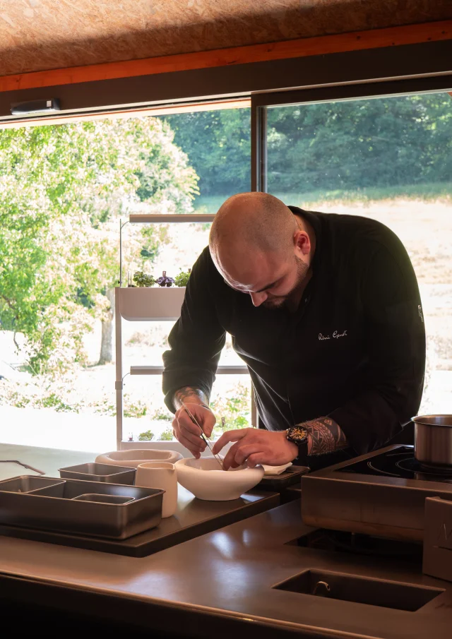 Chef cuisinant un plat en intérieur
