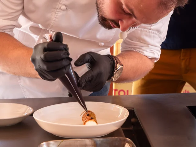 chef en train de cuisiner, dresser un plat