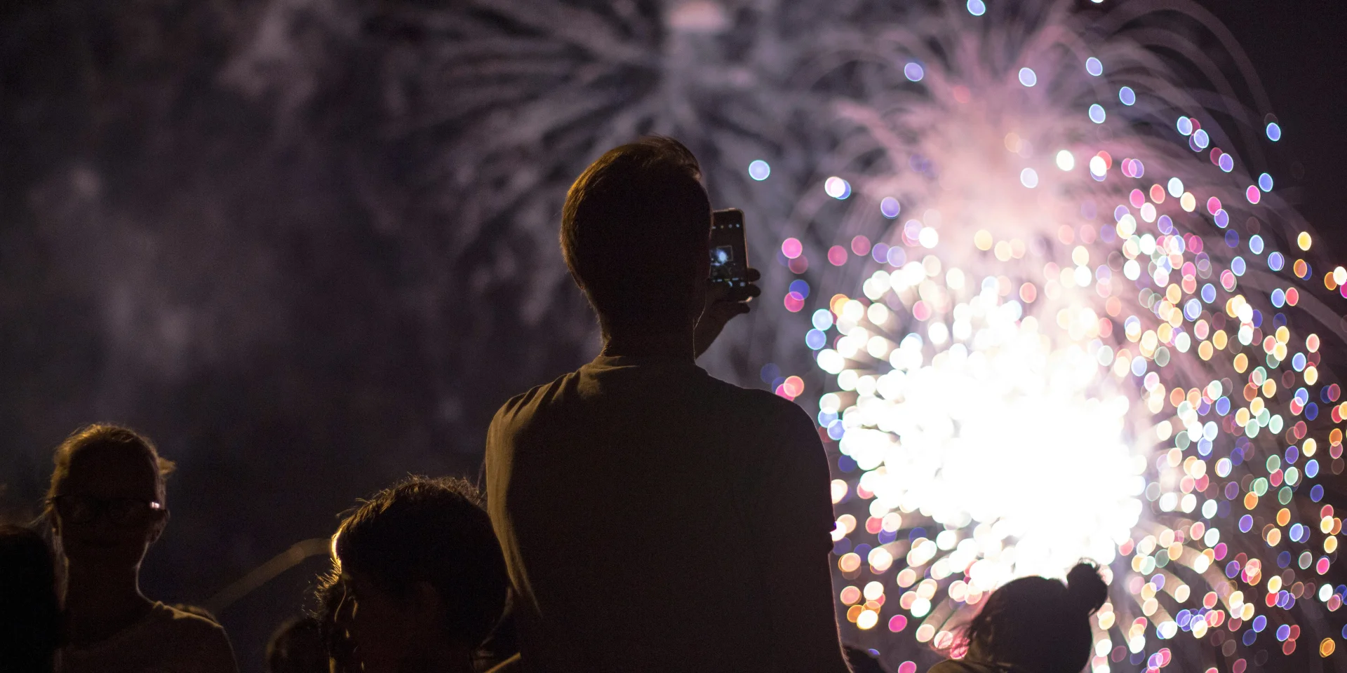 Personnes regardant un feu d'artifice