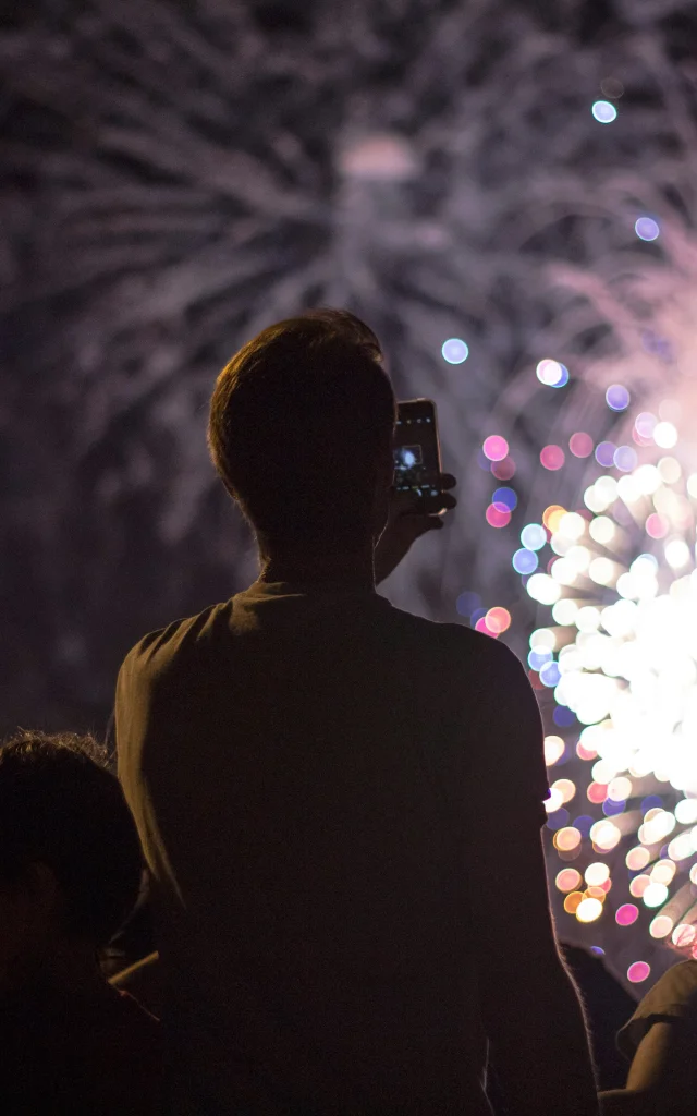 Personnes regardant un feu d'artifice