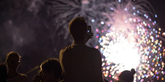 Personnes regardant un feu d'artifice