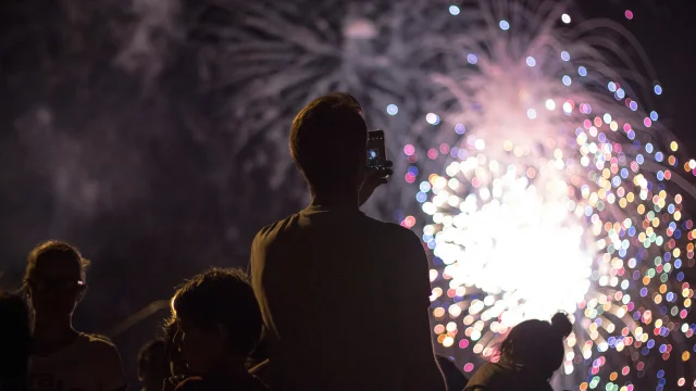 Personnes regardant un feu d'artifice