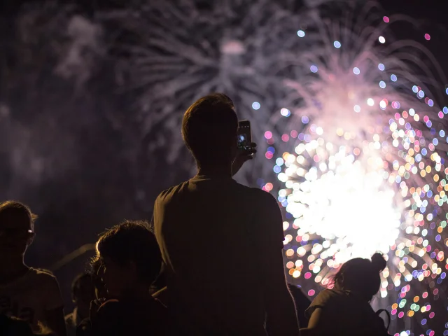 Personnes regardant un feu d'artifice