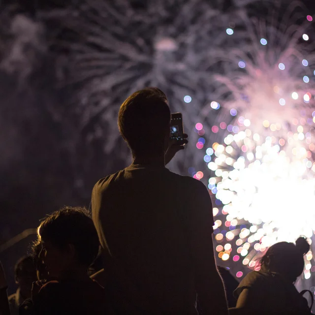 Personnes regardant un feu d'artifice