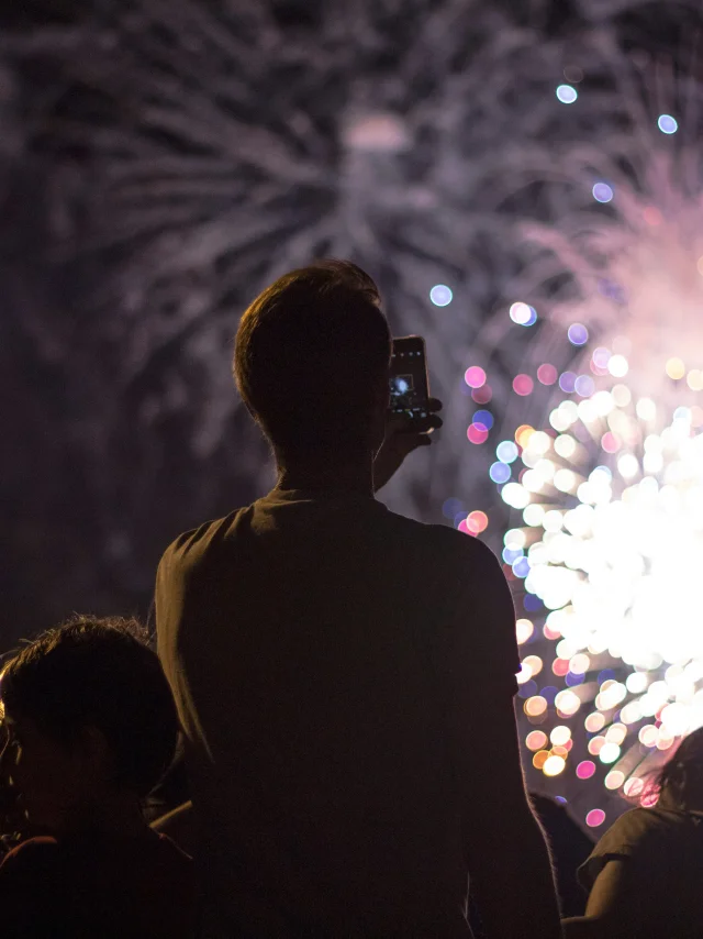 Personnes regardant un feu d'artifice