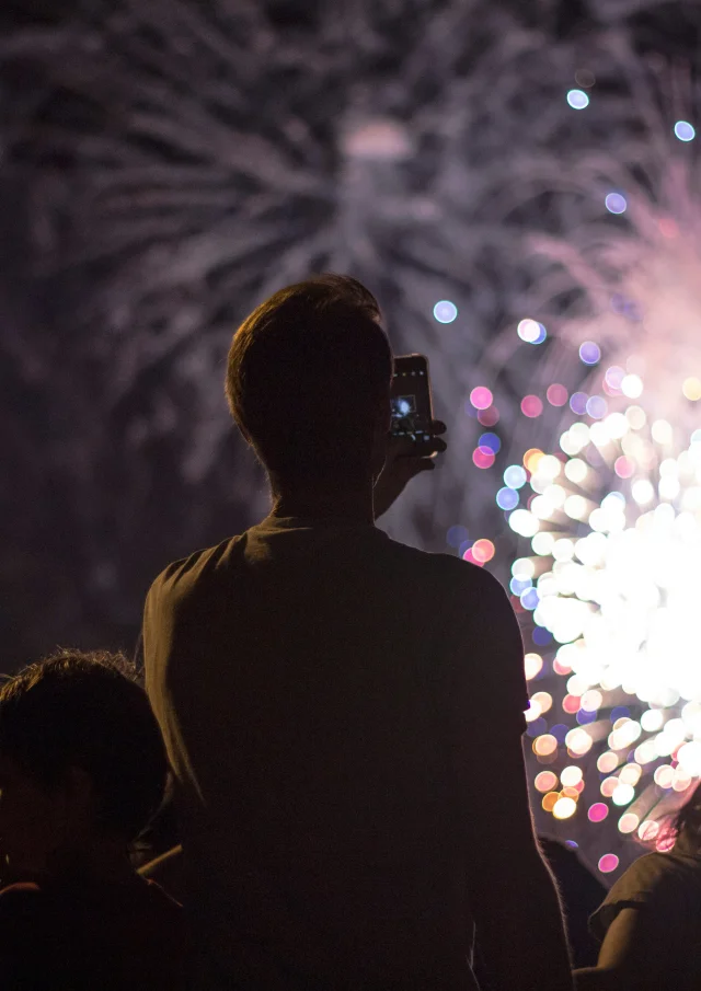 Personnes regardant un feu d'artifice
