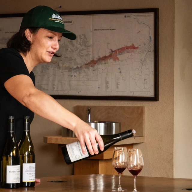 une personne servant des verres de vins