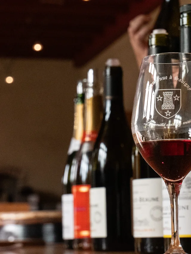 Bienvenue à Savigny, verre et bouteilles de vin sur un comptoir