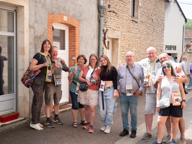 Bienvenue à Savigny groupe de personne avec leur porte verre