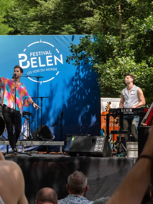 Festival Belen scène et groupe de musiciens