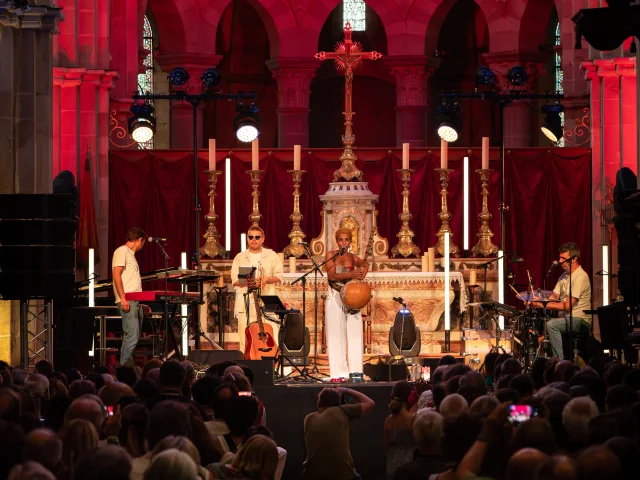 Festival Belen concert au sein de la cathédrale, groupe de musique et la chanteuse Irma