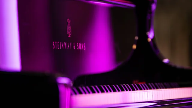 piano et lumière tamisée violette