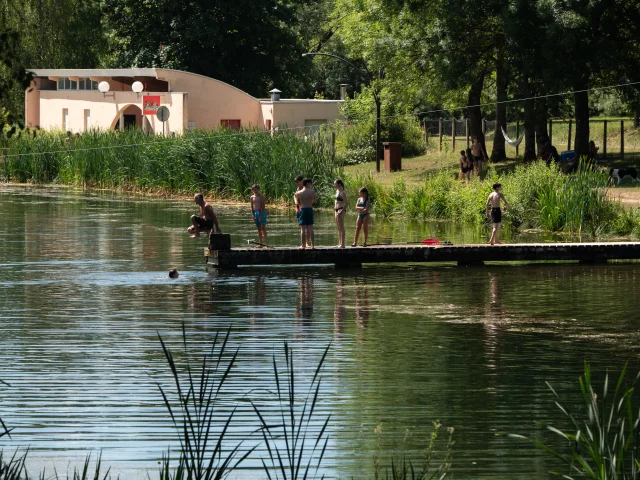 personnes sur le ponton d'un lac