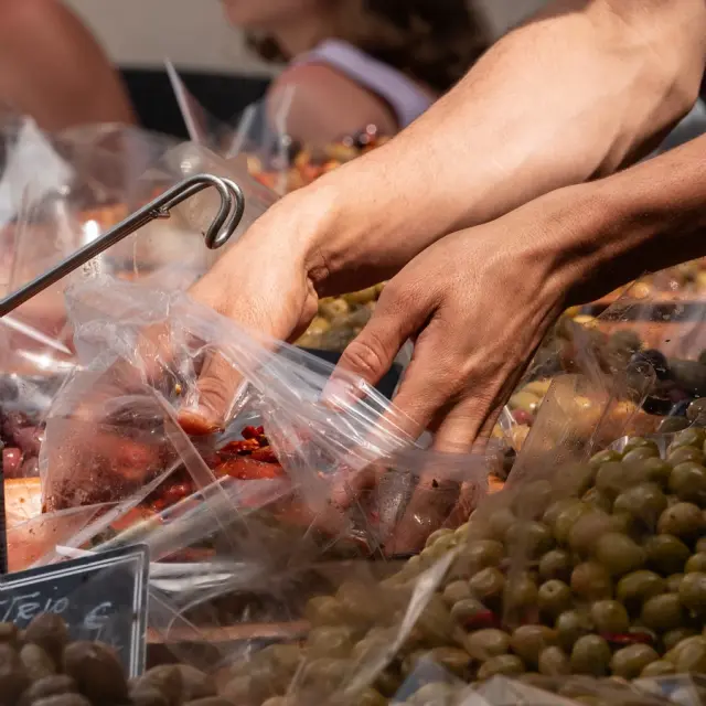 marche mains olives sacs