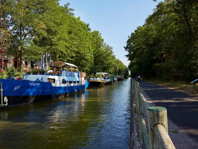 canal peniche bleue bateau