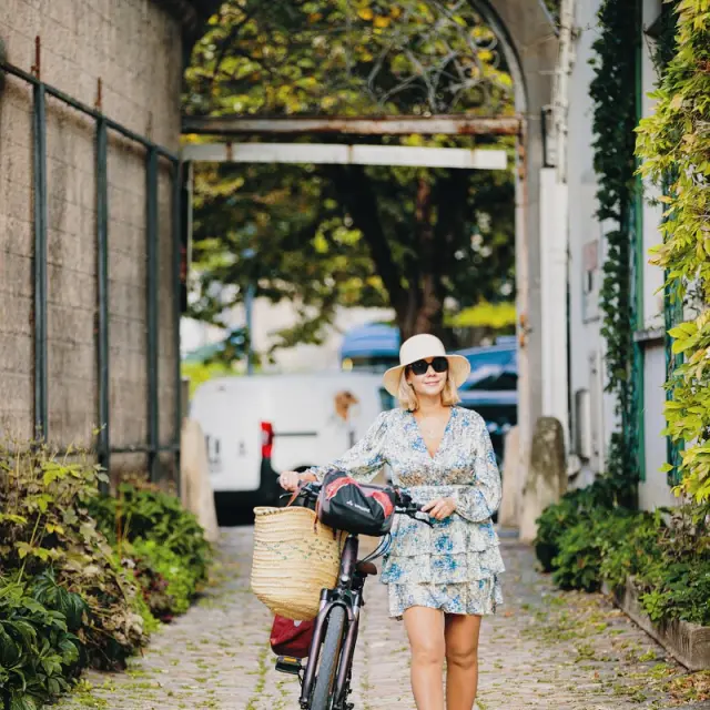 velo rue paves femme