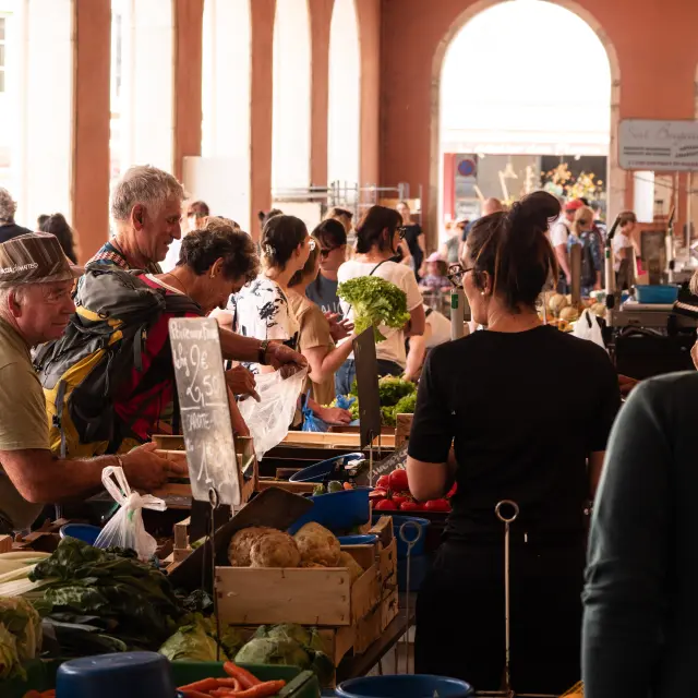 personnes produits locaux marché halles