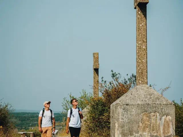 hommes croix montagne