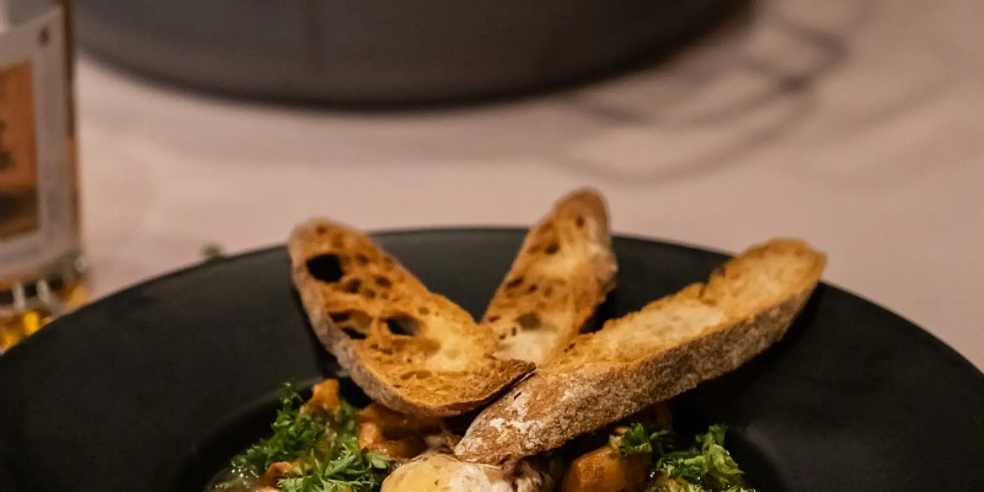 oeuf meurette pain assiette