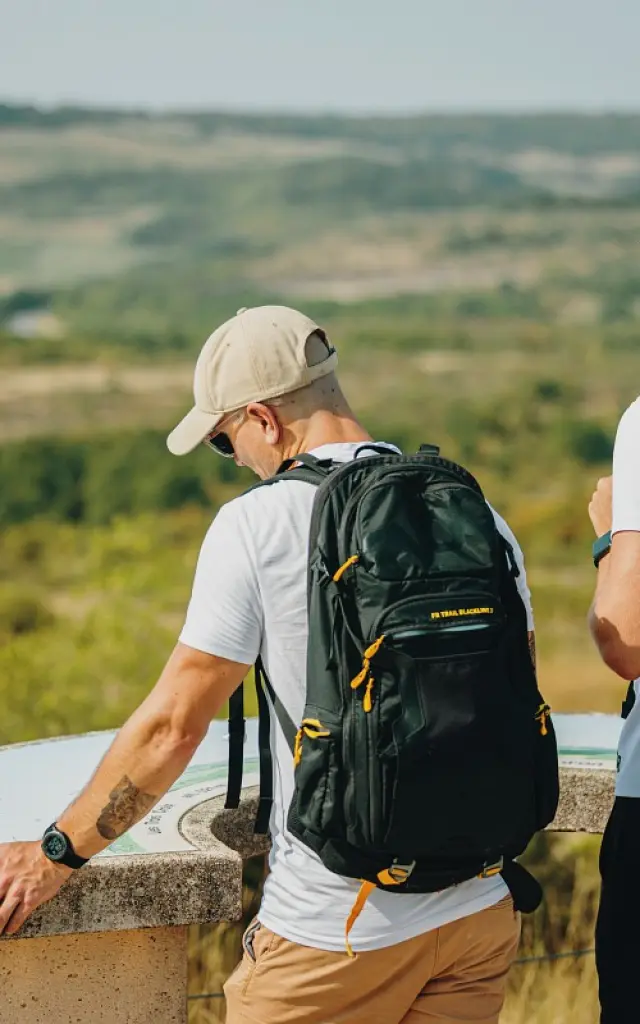 hommes table lecture paysage