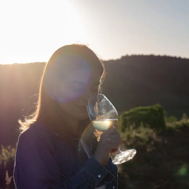 vin blanc femme extérieur dégustation