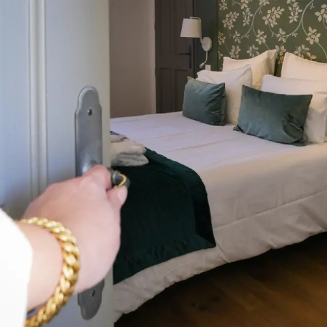 main porte hambre lit