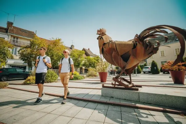 Touristes se baladant sur le site de Chagny